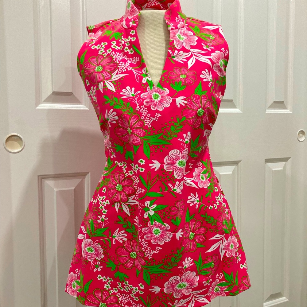 Very flattering, made in USA 🇺🇸 BNWT! Classy golf top from Katherine Way!
